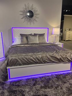 Luxurious bedroom set w/integrated LED lighting system & eye catching headboard