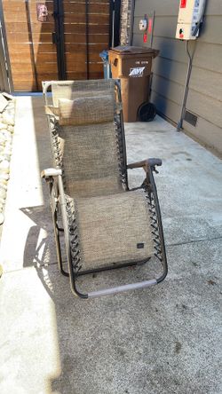 Folding lounge chair