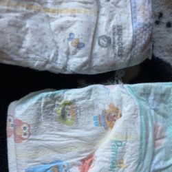 4 Diapers (size2) 