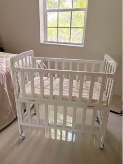 Mini Crib / Bassinet / Bedside sleeper - with matress