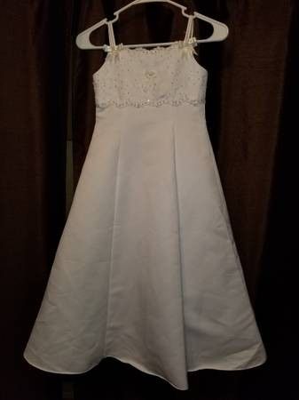 White FLOWER girl, 1st COMMUNION, or Special Event Dress.  Size 8, Excellent Condition .  For Weddings. 