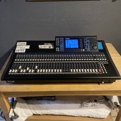 Yamaha LS9-32 32-Input Digital Mixing Console 