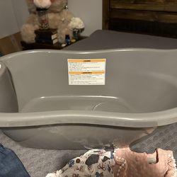 Baby bathtub with mesh for infant bathing