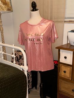 camiseta rosa brillante de la marca Love J presenta la frase "Thou Shall Not Try Me" en letras doradas.