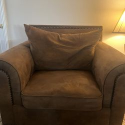 Oversized Brown Chair! Comfortable And Durable! Pick Up ONLY in Riverside!