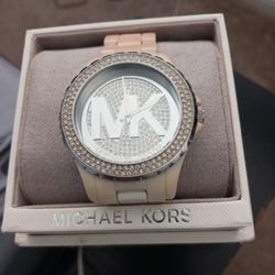 BRAND NEW MICHEAL KORS WATCH......😁😊😍