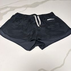 Vuori Women's camo shorts (size S)