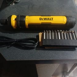 DEWALT 4V MAX CORDLESS POWERED SCREWDRIVER & BIT SET KIT