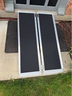 Portable wheelchair ramp Portable wheelchair ramp