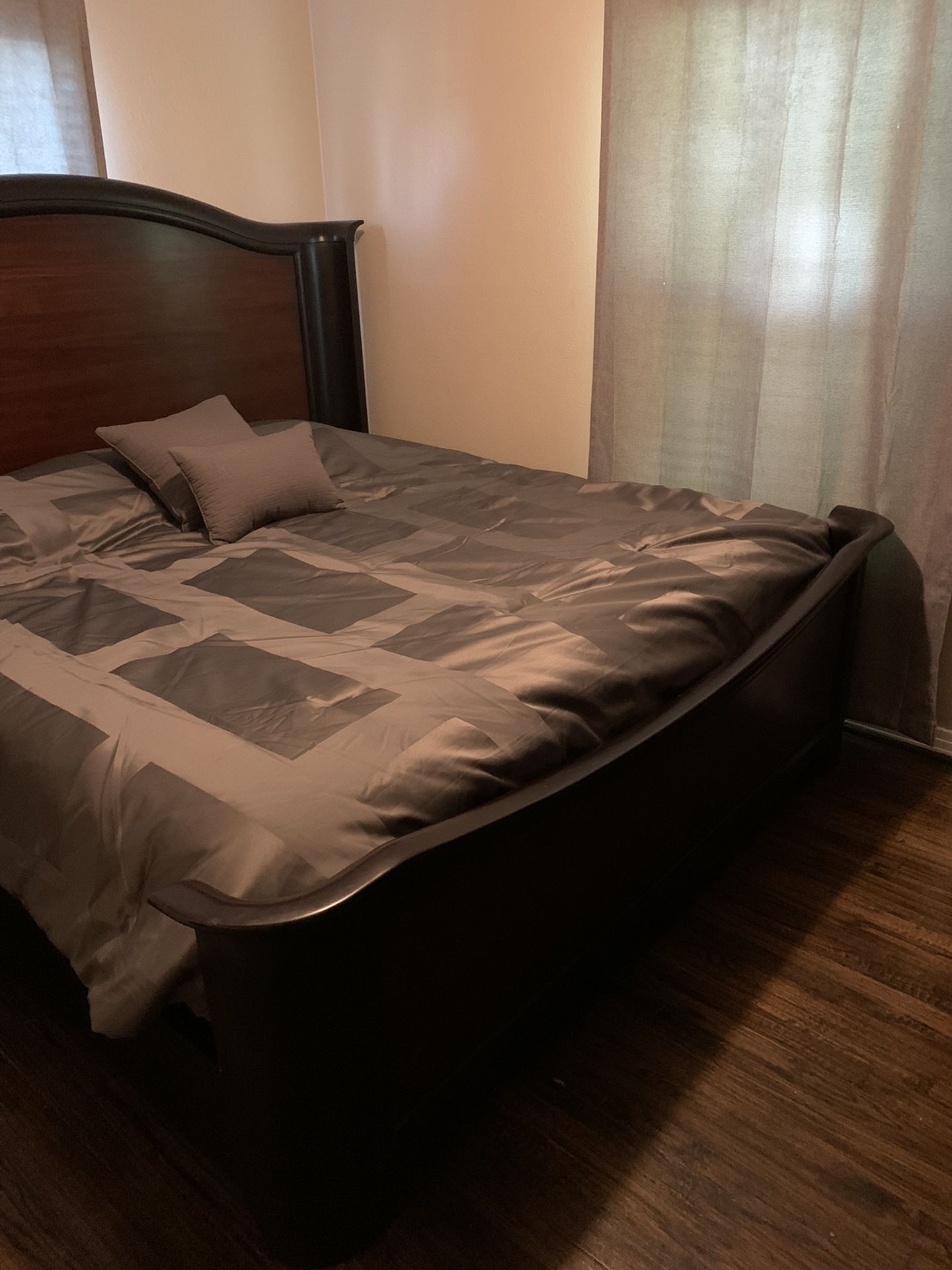 Beautiful King Size Bedroom Set With Comfy Posturpedic Mattress