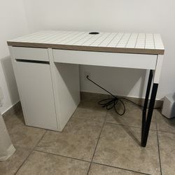 Escritorio Moderno Blanco con Almacenamiento – Excelente Estado