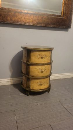 BEAUTIFUL TABLE CABINET WITH 3 DRAWERS