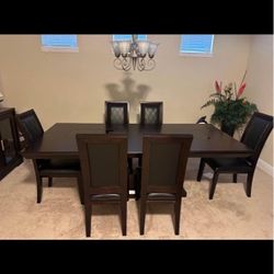 Kanes furniture  Dining Table, Chairs & Matching Console – Excellent Condition