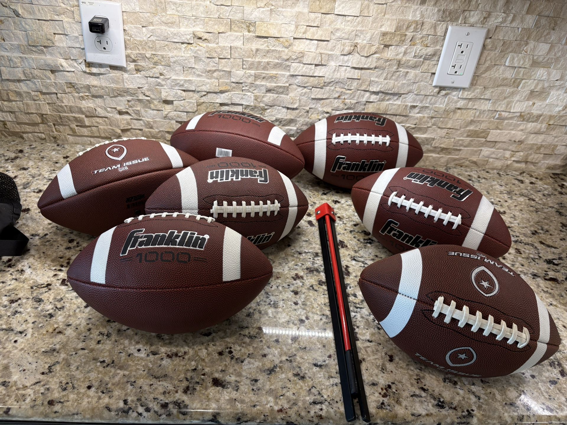 Football Tee and 7 Footballs