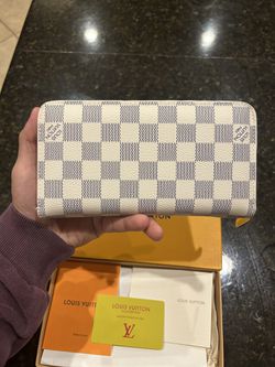 Louis Vuitton Women's Wallets With Box for Sale in Fort Worth, TX - OfferUp