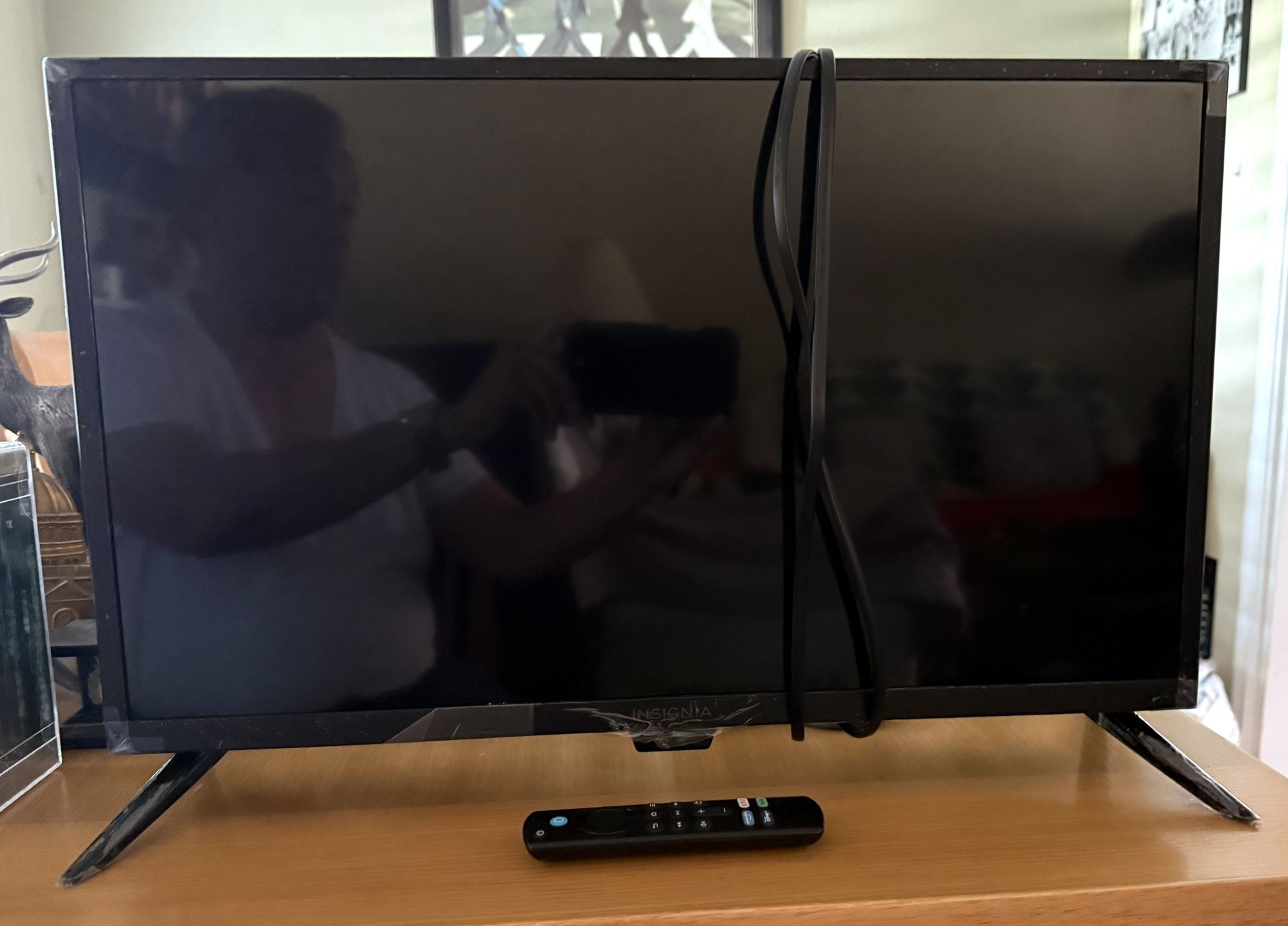 13” X 21” INSIGNIA TV/MONITOR with Prime Video, Netflix, Disney, Hulu