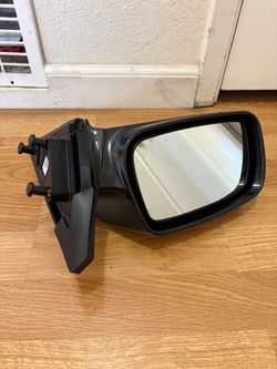 Toyota Solara 2004-2008 Driver’s Right Side Mirror. Please Read Description