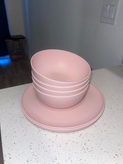 4 Plastic Plates and Bowls