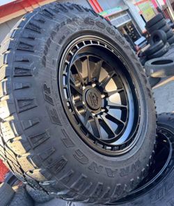 Wheel 🛞 New and Tires Used 285/70/17 70% life 🚘🛞🛞