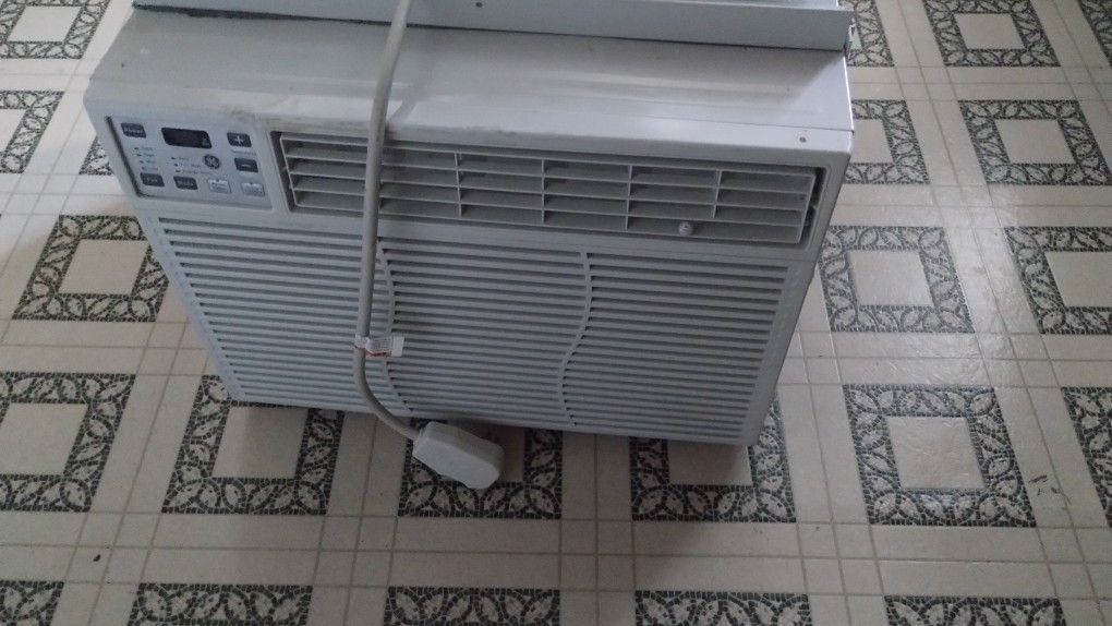 GE Air Conditioner 14,000 BTU, Works Great!