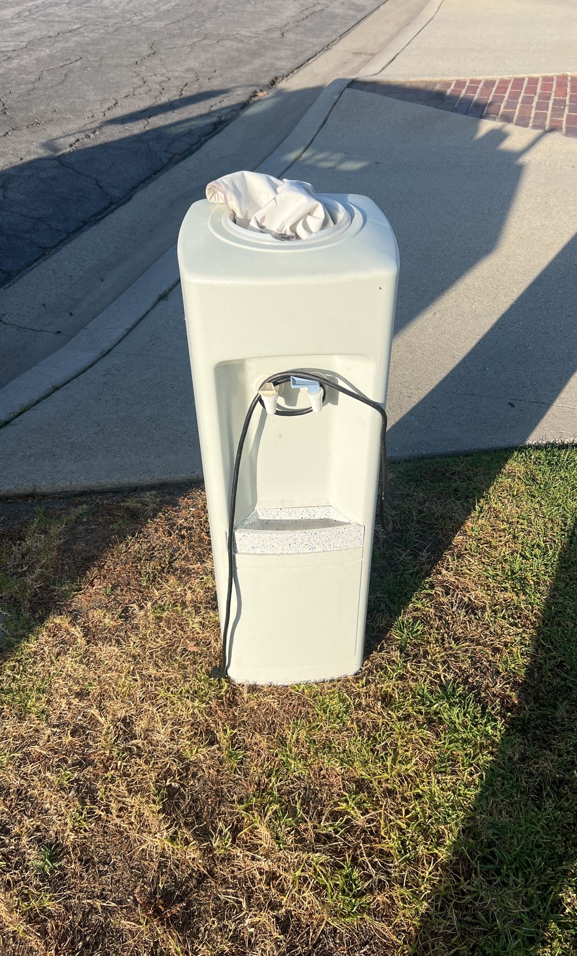 Water Dispenser And Cover
