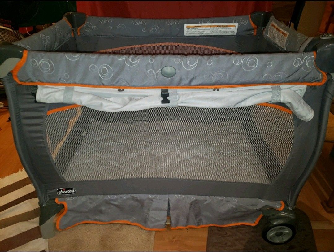 Chicco Lullaby Portable Play Yard/Playpen for Sale in Chstnt Hl Cv, MD