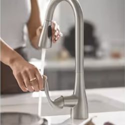 Spot resist Stainless Single Handle Pull-down Touchless Kitchen Faucet with Deck Plate.