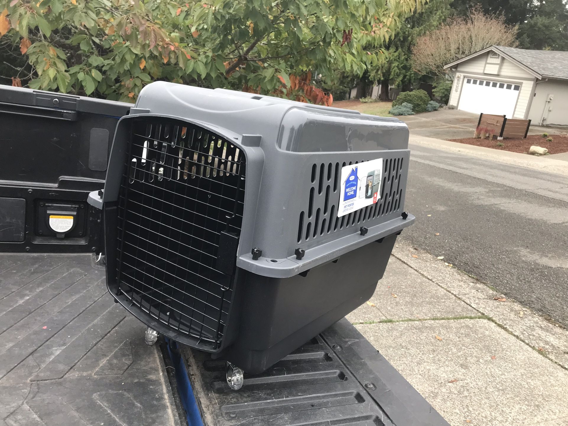 Medium Dog Kennel Crate Carrier on Rollers Airline Approved like New 28” L by 20” W by 20” 