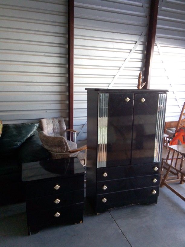 retro style dresser inside table black mirrors