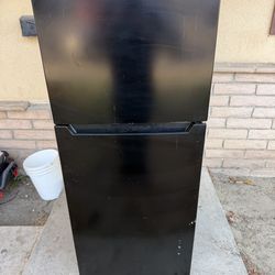 Insignia Top-Freezer Refrigerator