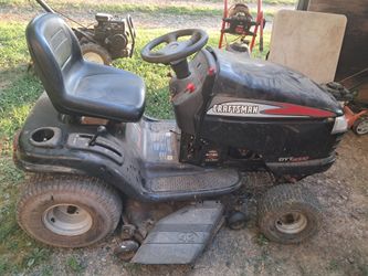 Craftsman Hydrostatic Riding Mower Has 24Hp briggs engine & 42"Deck Runs & Cuts Perfectly