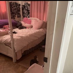 Free queen posted bed solid wood-Scottsdale