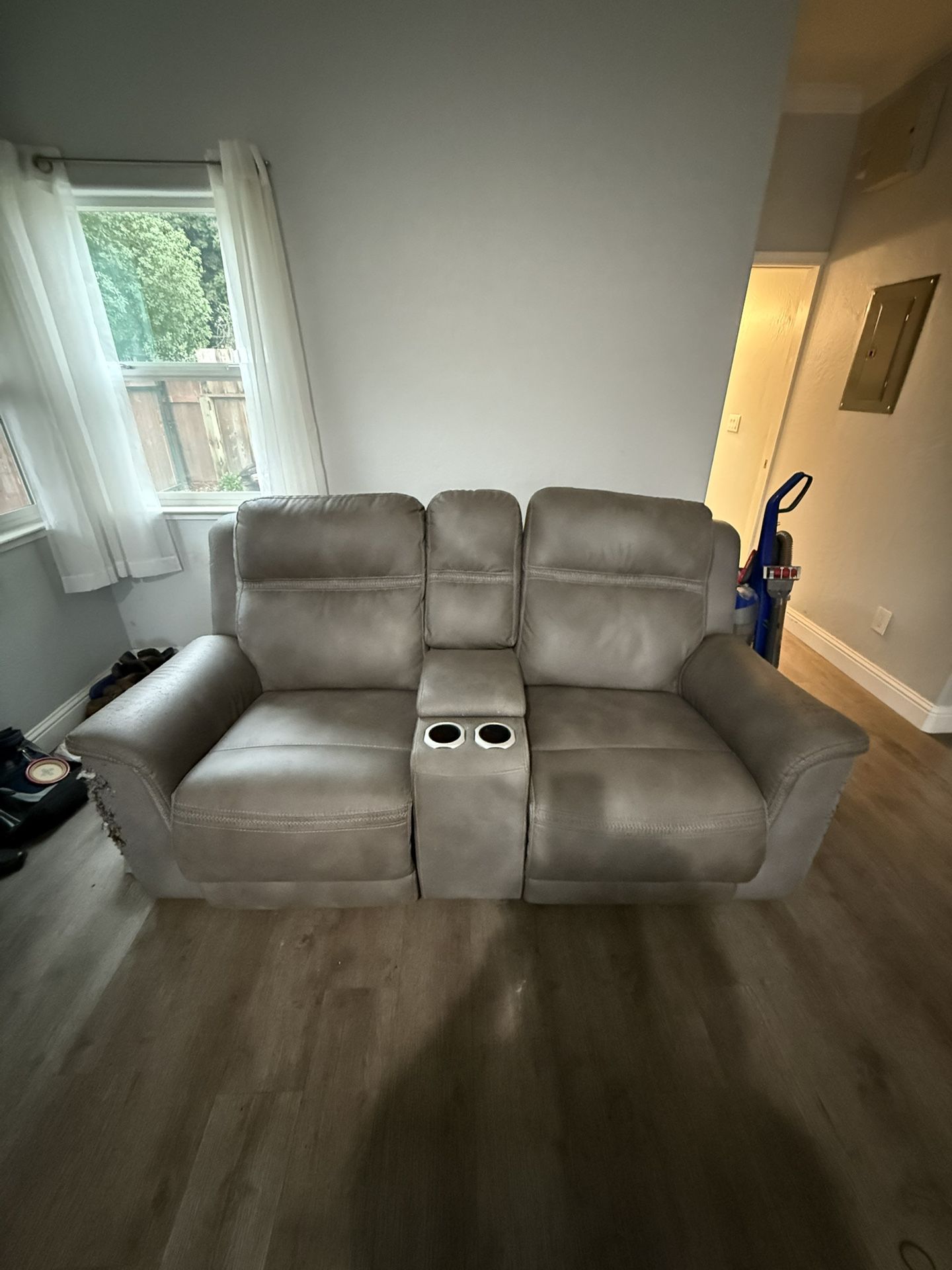 Electric Reclining Loveseat 