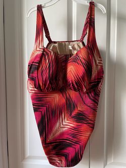 Cacique swim top 44C fits D/DD