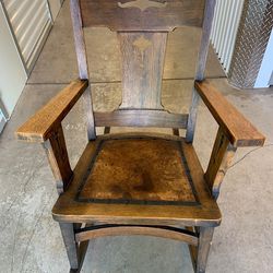Antique Solid Oak Rocking Chair!