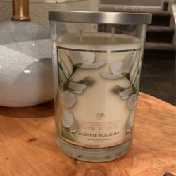 Amazing aroma Chesapeake Bay candle, Jasmine bouquet