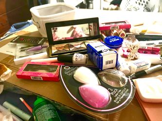 Makeup organizer w makeup