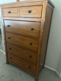Solid Wood Tall 6-Drawer Dresser / Chest of Drawers – Great Condition