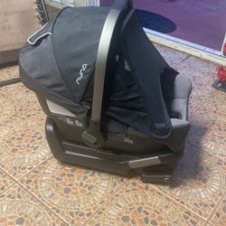 Nuna Pipa Car Seat With Base 4-32lb