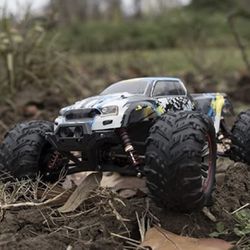 Brand new Very Big LAEGENDARY 1:10 Scale 4x4 Off-Road RC Truck - Hobby Grade Brushed Motor Truck