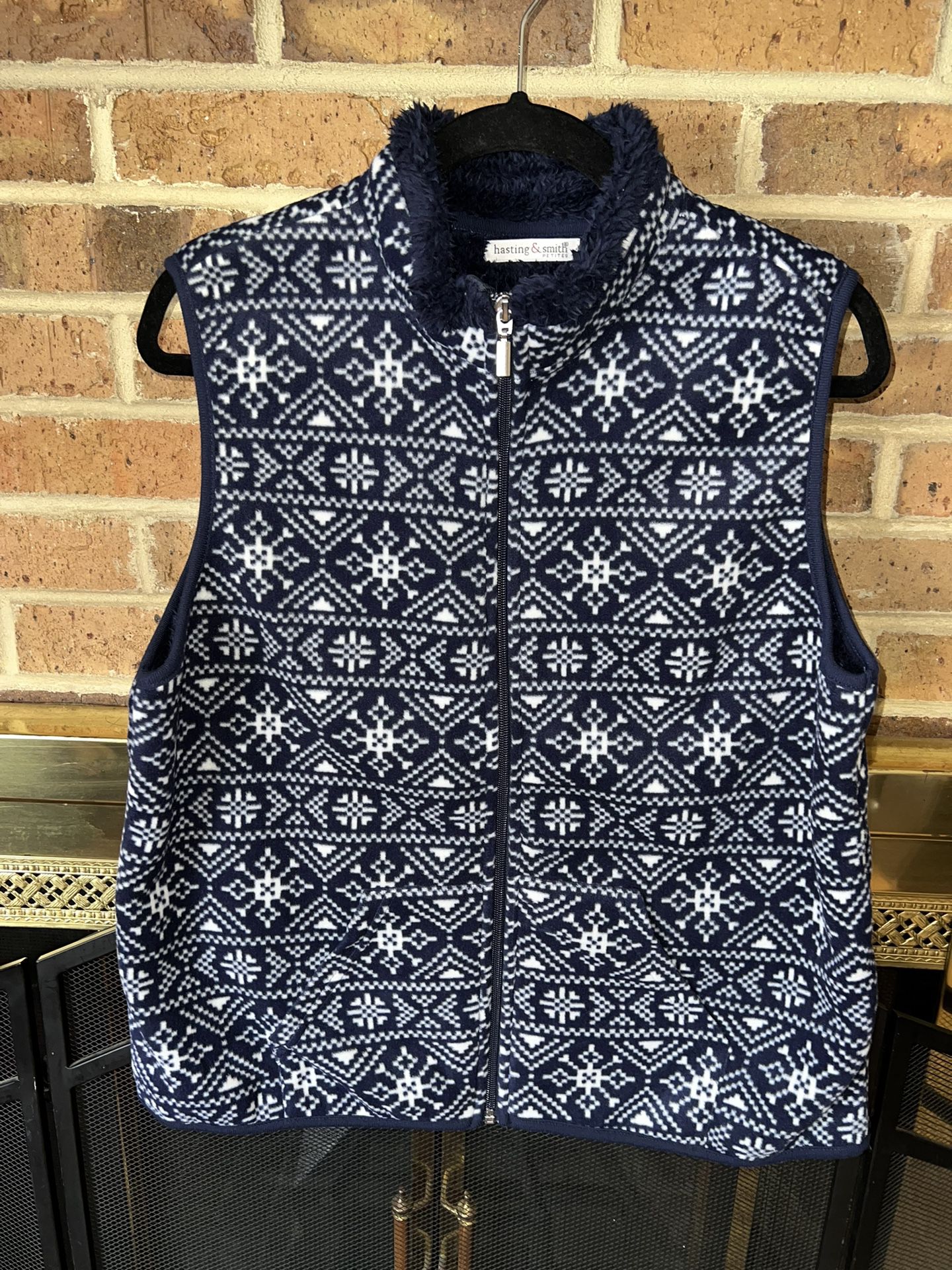 Ladies Hasting & Smith Petites soft navy vest with winter pattern petite large