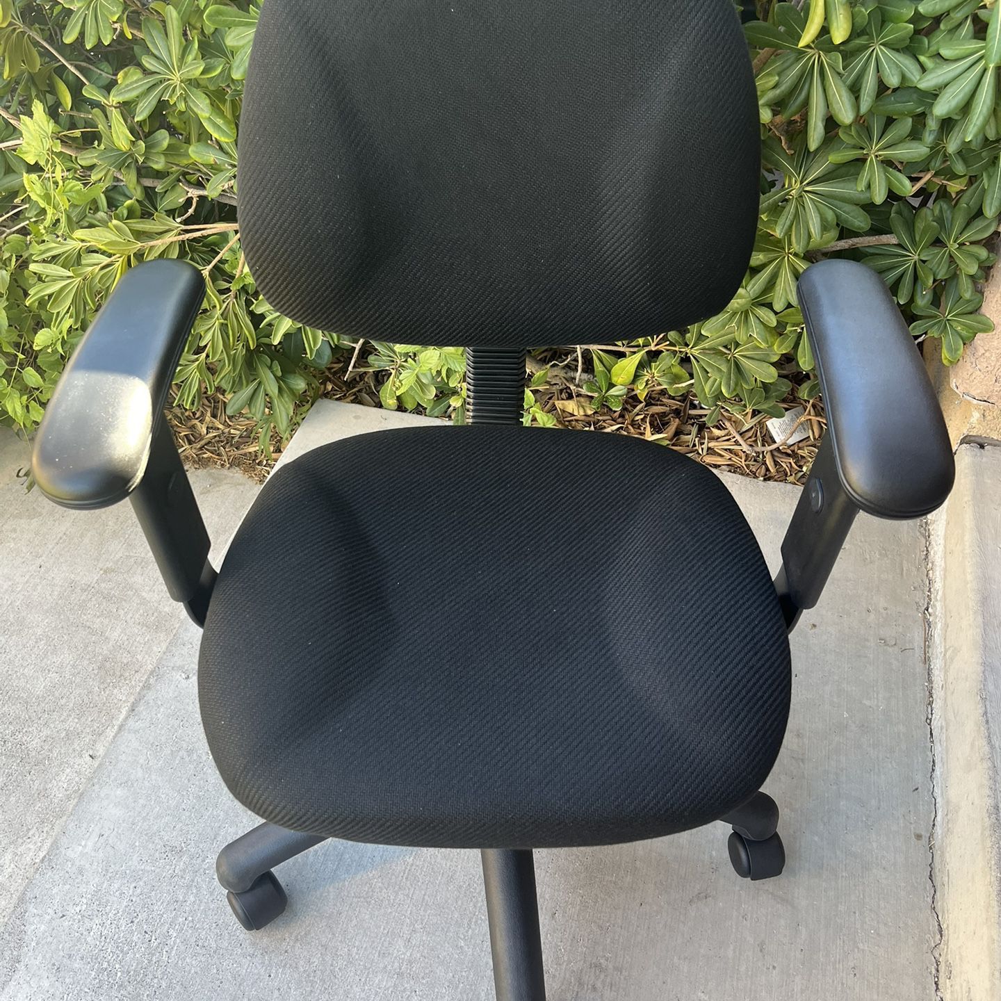 Boss Office Delux Fabric Task Chair . 