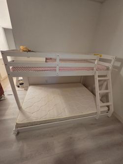 White brunk bed with mattresses
