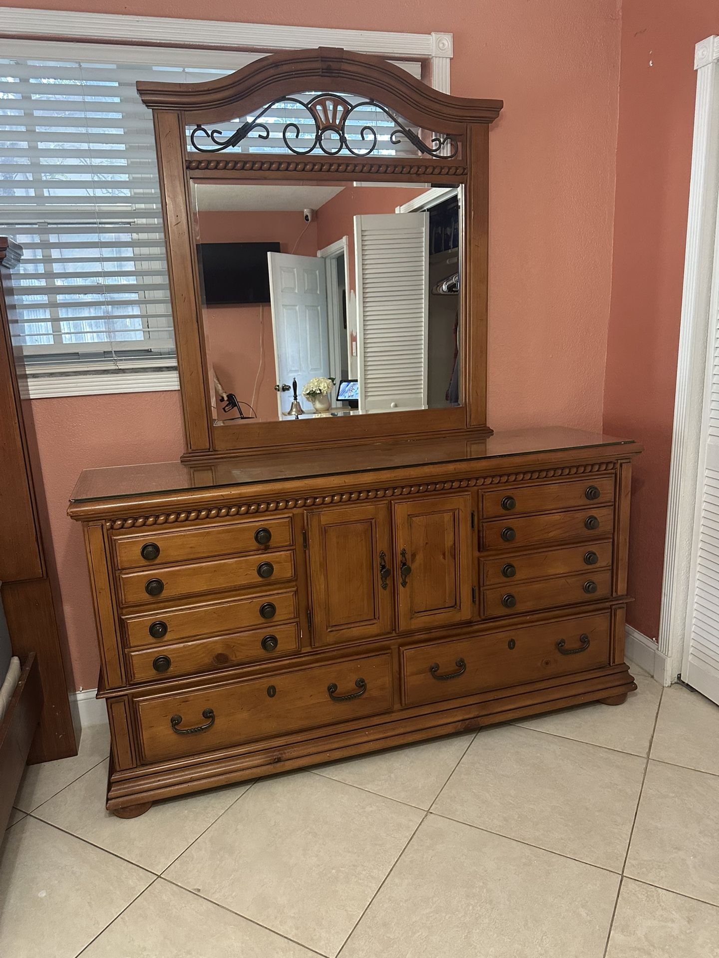 Dresser With Mirror