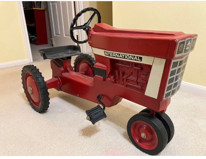 InterNational Harvester Farmall, 404 Pedal Tractor ERTL, Restored