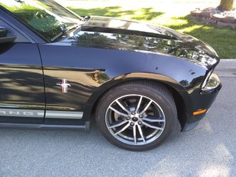 FORD MUSTANG WHEELS, NEW PONY PKG  CENTER CAPS,  & NEW TIRES