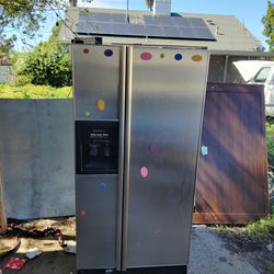 Stainless steel KitchenAid refrigerator with water and ice maker working