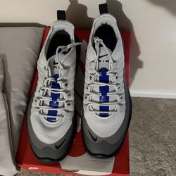 Size 9 Nike Air Max Axis - Brand new in box