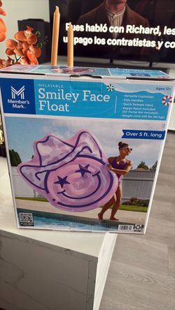 Member's Mark Inflatable Smiley Face Pool Float