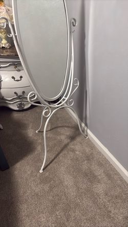 Stand mirror
